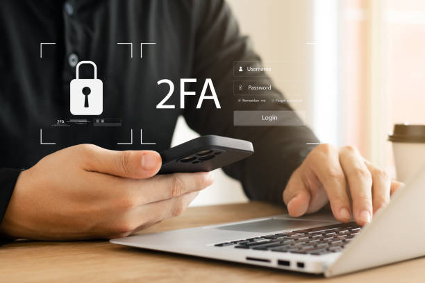Two-factor authentication 2FA via smartphone, two-factor authentication security, account lock account protection, privacy protection, personal data encryption, cyber online privacy. autenticación de dos factores 2fa a través de teléfono inteligente, seguridad de autenticación de dos factores, protección de cuenta de bloqueo de cuenta, protección de privacidad, cifrado de datos personales, privacidad cibernética en línea.