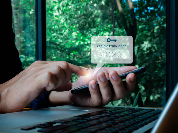 Two steps authentication or 2FA concept. 2023 Verification code with key icon on smart phone screen in hand with laptop for validate password page, Identity verification, cyber security technology. autenticación de dos pasos o concepto 2fa. 2023 código de verificación con icono de clave en la pantalla del teléfono inteligente en la mano con la computadora portátil para validar la página de contraseña, verificación de identidad, tecnología de