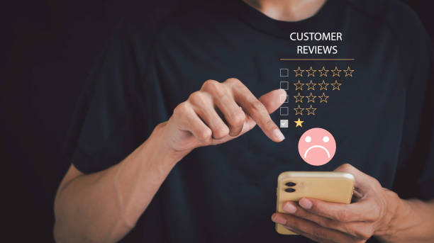 Unhappy businessman client with sadness emotion face on smartphone screen customer experience dissatisfied concept, , bad review, bad service dislike bad quality, low rating, social media not good. empresario infeliz cliente con tristeza emoción cara en la pantalla del teléfono inteligente experiencia del cliente concepto insatisfecho, , mala crítica, mal servicio no me gusta mala calidad, baja calificación, redes sociales no buenas.