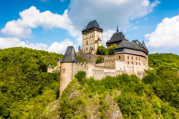 ปราสาท karlštejn ล้อมรอบด้วยเนินเขาและป่าไม้ โบฮีเมียตอนกลาง, สาธารณรัฐเช็ก - bohemia ภาพสต็อก ภาพถ่ายและรูปภาพปลอดค่าลิขสิทธิ์