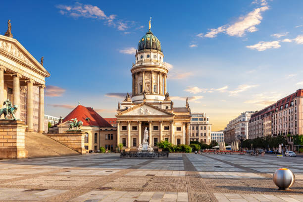 ドイツ、ベルリンの憲兵隊マルクトにある新教会またはドイツ教会 - architecture blue building exterior cathedral ストックフォトと画像