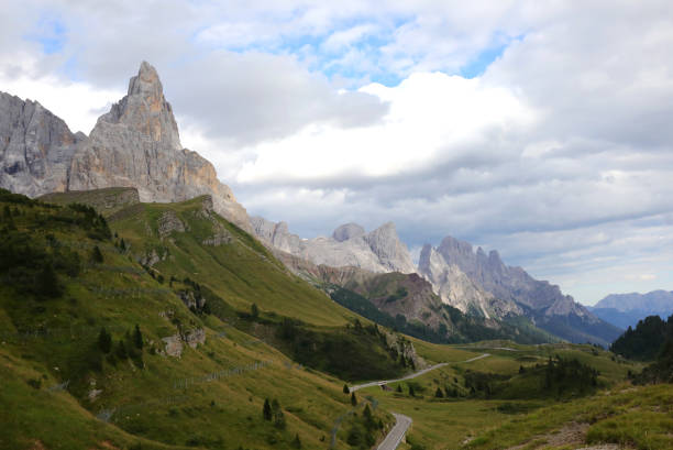 왼쪽에는 시몬 델라 팔라 (cimon della pala)라고 불리는 산의 봉우리와 배경에는 페일 디 산 마르티노 디 카스트로자 (pale di san martino di castrozza)가 있습니다. - cimon della pala 뉴스 사진 이미지