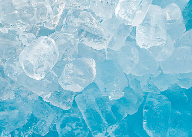 fundo de cubos de gelo, textura de cubo de gelo ou fundo me faz sentir fresco e me sentir bem, feito para negócios de bebidas ou refresco. - ice tea ice cube ice tea - fotografias e filmes do acervo