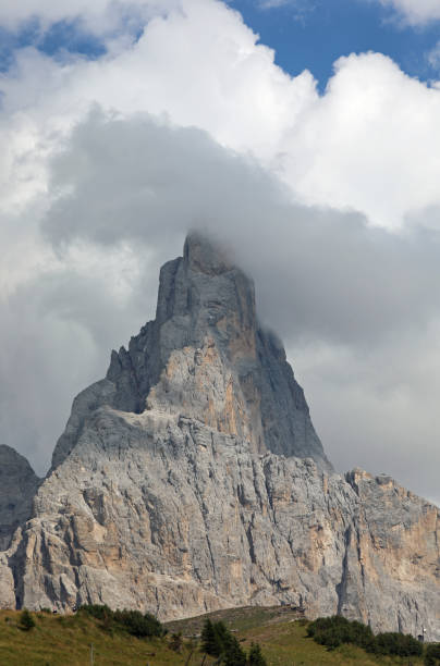 시몬 델라 팔라 (cimon della pala)라고 불리는 산은 유럽 알프스의 돌로마이트에 흰 구름을 가지고 있습니다. - cimon della pala 뉴스 사진 이미지