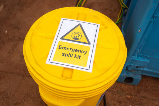 scatola di contenimento del kit di fuoriuscita di emergenza - equipaggiamento di sicurezza. - oil slick foto e immagini stock
