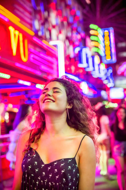 touriste émerveillé par les néons à soi cowboy - quartier rouge à bangkok - gogo bar photos et images de collection