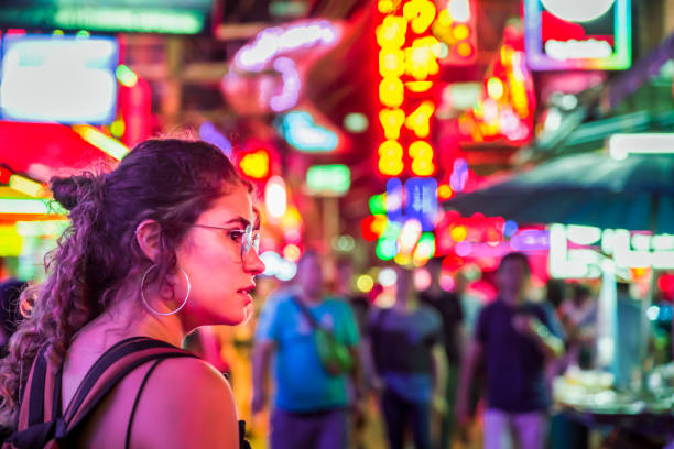 touriste émerveillé par les néons à soi cowboy - quartier rouge à bangkok - gogo bar photos et images de collection