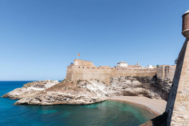 ensenada de los galapagos, mała plaża w starej i otoczonej murami części melilli, zwana melilla la vieja. - melilla spain zdjęcia i obrazy z banku zdjęć
