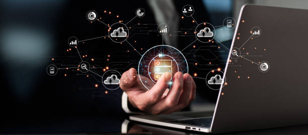 un homme d’affaires utilise un ordinateur portable avec un diagramme de cloud computing affiché à l’écran. informatique en nuage. stockage des données la notion de réseau et de service internet. - hubcap photos et images de collection