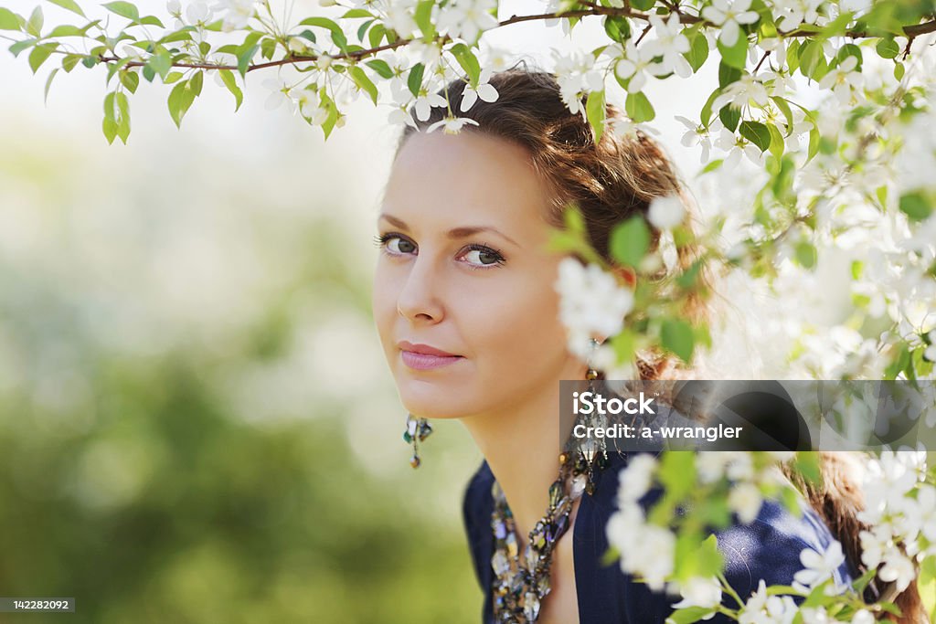 Mulher bonita em um jardim de Primavera - Royalty-free Adulto Foto de stock