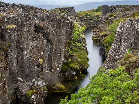 Impresionante vista del Silfra, una grieta formada por la dorsal del Atlántico Medio a medida que las placas tectónicas de América del Norte y Eurasia divergen. Parque Nacional Thingvellir, Islandia photo