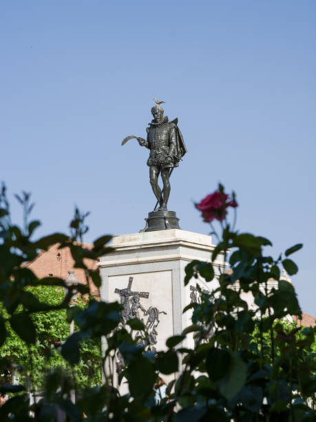 statue de miguel de cervantes et sous-scènes de son roman le plus célèbre le quichotte au centre de la place qui porte son nom à alcala de henares - named town photos et images de collection