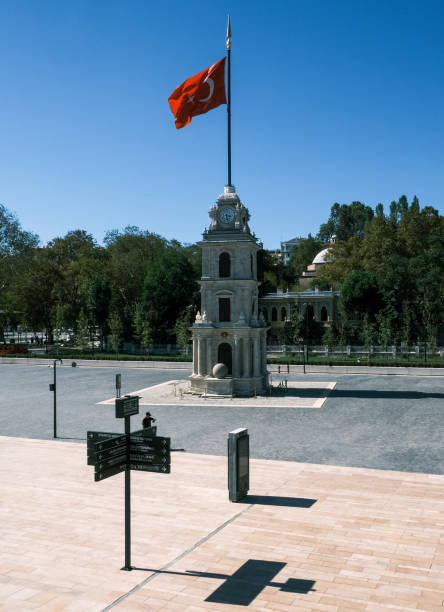 uhrturm, historischer uhrturm und türkische flagge auf dem galataport-platz, istanbul trade center. - ancient civilization audio stock-fotos und bilder