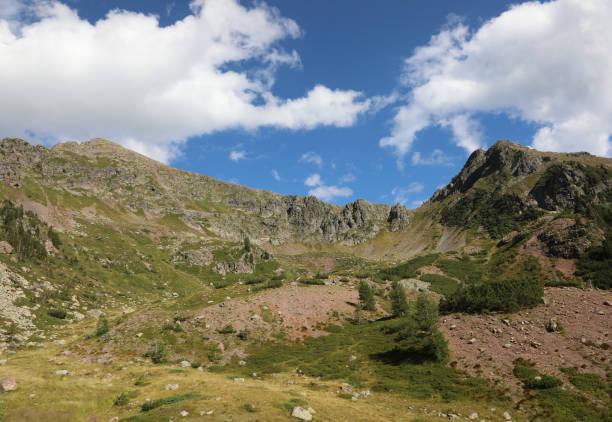 paysage de la chaîne de montagnes appelée latemar en italie dans le tyrol du sud - latemar mountain range photos et images de collection