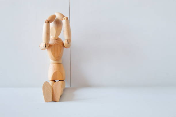 concept de désespoir et de regret avec une poupée en bois avec ses mains sur la tête - doll wood sadness depression photos et images de collection