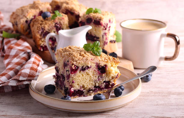 istock Classic blueberry buckle cake – crumble topping berry cake 1422847012