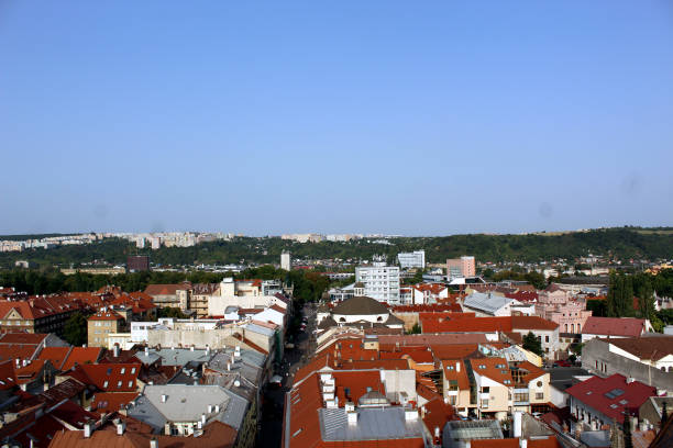 Panoramic view of Kosice Old city from St. Elisabeth Cathedral, scenic daytime cityscape with streets, red tiled roofs of medieval buildings and blue cloudy sky, urban skyline, Slovakia (Slovensko) vista panorámica de la ciudad vieja de kosice desde la catedral de santa isabel, paisaje urbano escénico durante el día con calles, techos de tejas rojas de edificios medievales y cielo azul nublado, horizonte urbano, eslovaquia (slovensko)
