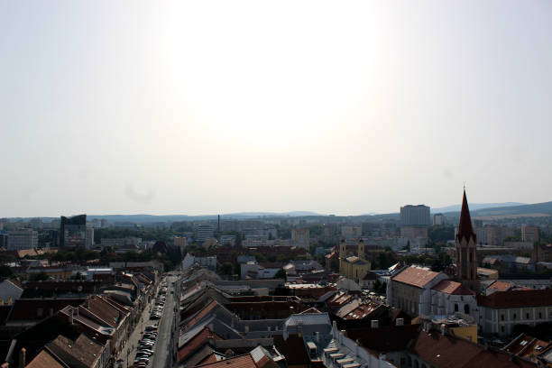 Panoramic view of Kosice Old city from St. Elisabeth Cathedral, scenic daytime cityscape with streets, red tiled roofs of medieval buildings and blue cloudy sky, urban skyline, Slovakia (Slovensko) vista panorámica de la ciudad vieja de kosice desde la catedral de santa isabel, paisaje urbano escénico durante el día con calles, techos de tejas rojas de edificios medievales y cielo azul nublado, horizonte urbano, eslovaquia (slovensko)