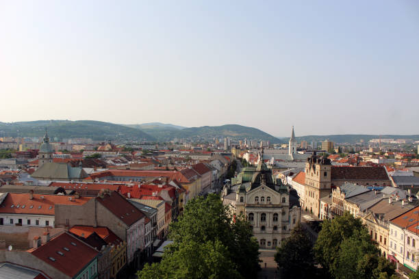 Panoramic view of Kosice Old city from St. Elisabeth Cathedral, scenic daytime cityscape with streets, red tiled roofs of medieval buildings and blue cloudy sky, urban skyline, Slovakia (Slovensko) vista panorámica de la ciudad vieja de kosice desde la catedral de santa isabel, paisaje urbano escénico durante el día con calles, techos de tejas rojas de edificios medievales y cielo azul nublado, horizonte urbano, eslovaquia (slovensko)