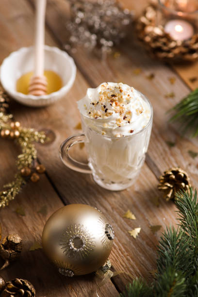 eggnog de chocolate quente de natal beba em caneca de vidro com chantilly e cobertura de nozes em cena festiva na madeira - cream liqueur - fotografias e filmes do acervo