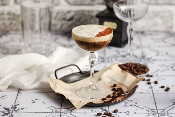 espresso martini cocktail drink in rustic kitchen - hot chocolate latté coffee cappuccino imagens e fotografias de stock