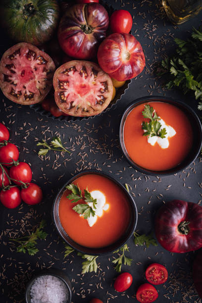 토마토 수프  - tomato soup red basil table 뉴스 사진 이미지