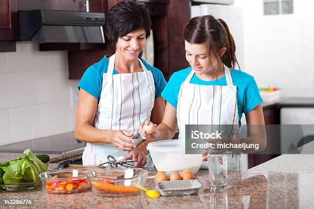 Meia Idade Mãe Ensinando Teen Filha Fazer Doces - Fotografias de stock e mais imagens de Adolescente - Adolescente, Cozinhar, Ensinar