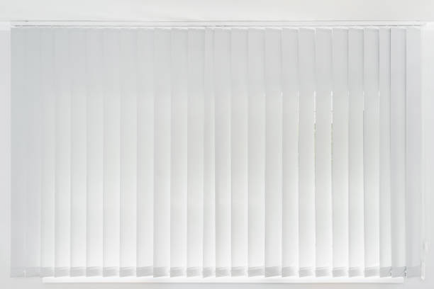 weißer und neuer vertikaler stoff jalousie im zimmer - blinds showcase interior home decorating window stock-fotos und bilder