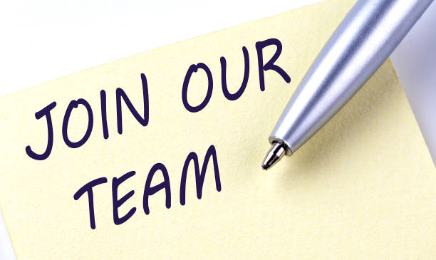 istock Sticky Note Message JOIN OUR TEAM with pen on white background 1422871917