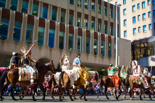 stoney nakoda first nation nella parata di calgary stampede - scotiabank saddledome foto e immagini stock
