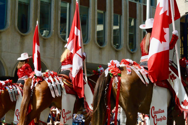 canadian cowgirls- equipo de entrenamiento de rodeo en el calgary stampede parade 3 - scotiabank saddledome fotografías e imágenes de stock