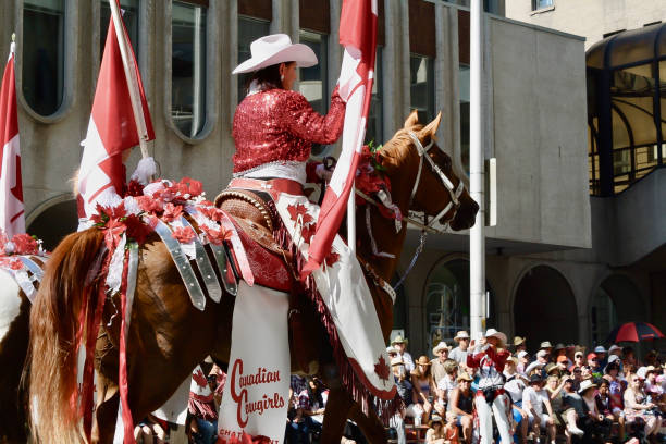 canadian cowgirls- rodeo drill team nella calgary stampede parade 2 - scotiabank saddledome foto e immagini stock