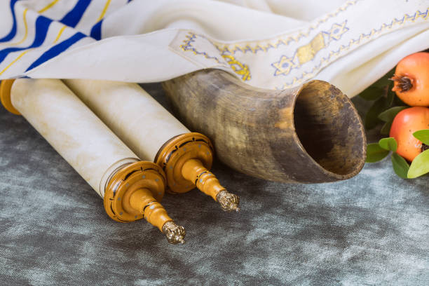 йом кипур еврейский праздник атрибуты и символы религиозной традиции - yom kippur стоковые фото и изображения