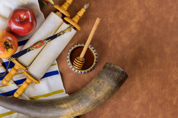 les pommes, le miel, les grenades, les shofars et la grenade sont les symboles traditionnels associés à rosh hashanah, la fête juive du nouvel an - photos de shana tova photos et images de collection