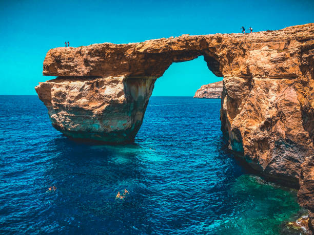 azure ventana de - gozo malta natural arch natural phenomenon fotografías e imágenes de stock