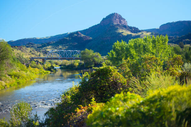 taos, nm: słoneczne rio grande patrząc w kierunku mostu taos junction - rio grande new mexico river valley zdjęcia i obrazy z banku zdjęć