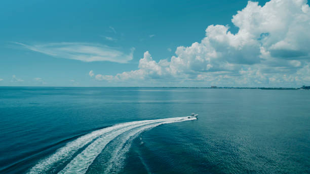 barco em alta velocidade em biscayne bay, miami - yacht florida yachting nautical vessel - fotografias e filmes do acervo