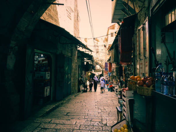 пустые улицы на арабском рынке старого города иерусалима - jerusalem old town israel middle east стоковые фото и изображения