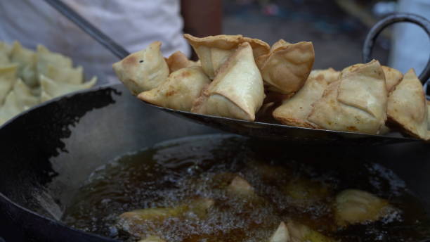 istock samosas fried in hot oil 1422963568