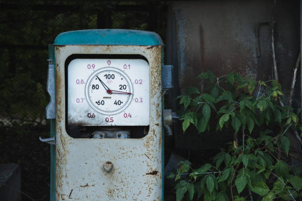 alte rostige verlassene tankstelle mit gras und b�äumen bewachsen - old station natural gas russia stock-fotos und bilder