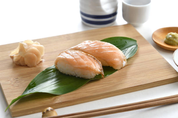 leicht gegrilltes lachs nigiri sushi-japanisches essen - sake nigiri stock-fotos und bilder