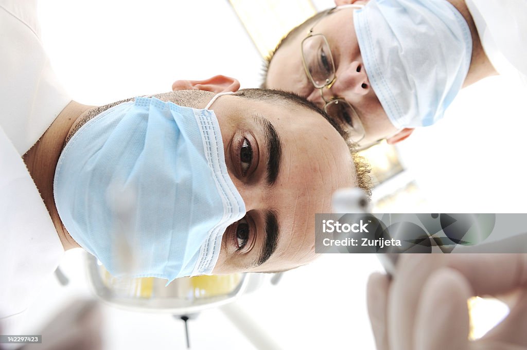 Dos médicos en la cirugía de examinar un paciente - Foto de stock de Adulto libre de derechos