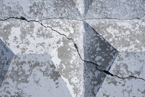 istock Crack in concrete fence 1422985517