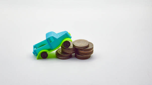caminhonete azul-verde sobe uma pilha de moedas em um fundo branco. - pick up truck truck toy figurine - fotografias e filmes do acervo
