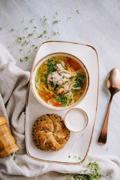 hühnersuppe mit nudeln und gemüse - hühnersuppe stock-fotos und bilder