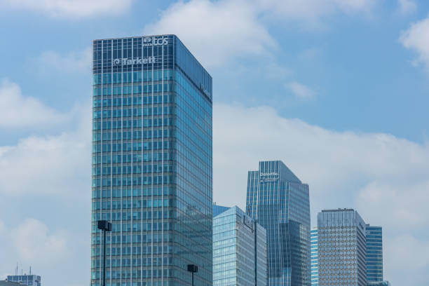 tour initiale o tour nobel, la torre della sede centrale di tarkett s.a e tcs france nel quartiere degli affari la defense a parigi francia - tarkett foto e immagini stock