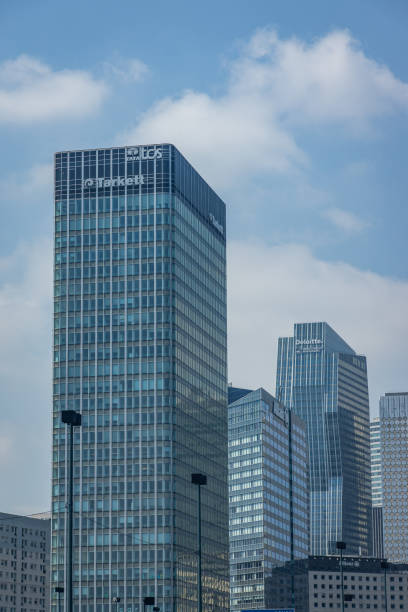 tour initiale o tour nobel, la torre de la sede de tarkett s.a y tcs france en el distrito financiero de la defense en parís francia - tarkett fotografías e imágenes de stock