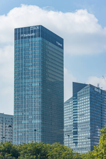 tour initiale o tour nobel, la torre de la sede de tarkett s.a y tcs france en la defense - tarkett fotografías e imágenes de stock