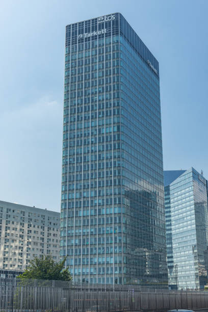 tour initiale or tour nobel, the tarkett s.a and tcs france headquarters tower in la defense - tarkett imagens e fotografias de stock