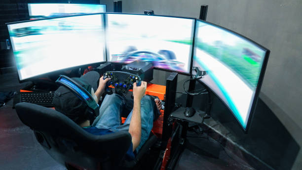 il giocatore professionista che gioca alle corse automobilistiche online - simulatore foto e immagini stock
